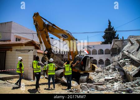 5. Juni 2021: Gaza, Palästina. 5. Juni 2021. Teams ägyptischer Ingenieure und Bauarbeiter sind in den Gazastreifen eingedrungen, um die Trümmer zu entfernen und den Wiederaufbau zu beginnen, während die Zerstörung durch die jüngste israelische Bombardierung der palästinensischen Enklave verursacht wurde. Am Freitag schickte Ägypten auch Bau- und Ingenieurgeräte nach Gaza, um mit dem Wiederaufbau der verwüsteten Gebiete in Gaza zu beginnen. Als Zeichen des Respekts und der Dankbarkeit wurden in den Straßen des Gazastreifens Flaggen der Arabischen Republik Ägypten sowie Plakate des ägyptischen Präsidenten Abdel Fattah Al-Sisi ausgestellt. Die intensive israelische Bombardierung des Streifens Stockfoto