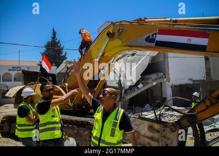 5. Juni 2021: Gaza, Palästina. 5. Juni 2021. Teams ägyptischer Ingenieure und Bauarbeiter sind in den Gazastreifen eingedrungen, um die Trümmer zu entfernen und den Wiederaufbau zu beginnen, während die Zerstörung durch die jüngste israelische Bombardierung der palästinensischen Enklave verursacht wurde. Am Freitag schickte Ägypten auch Bau- und Ingenieurgeräte nach Gaza, um mit dem Wiederaufbau der verwüsteten Gebiete in Gaza zu beginnen. Als Zeichen des Respekts und der Dankbarkeit wurden in den Straßen des Gazastreifens Flaggen der Arabischen Republik Ägypten sowie Plakate des ägyptischen Präsidenten Abdel Fattah Al-Sisi ausgestellt. Die intensive israelische Bombardierung des Streifens Stockfoto