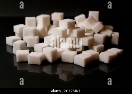 Zuckerwürfel in verschiedenen Anordnungen und farbigem Licht. Pfeile, Würfel, Stapel, Quadrat. Bayern Deutschland Stockfoto