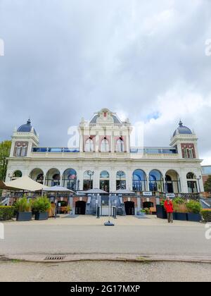 Vonderlpark Amsterdam Niederländer während des sommerlichen Wetters, Menschen in Vondelpark Amsterdam Stockfoto