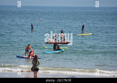 Geschäftiges Strandbad in Tenby, Wales. Stockfoto