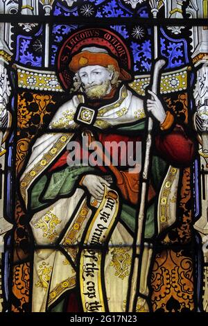 Buntglasfenster von Herbert Bryans mit Darstellung von St. Peter, St. Leonard's Church, Rockingham, Northamptonshire Stockfoto