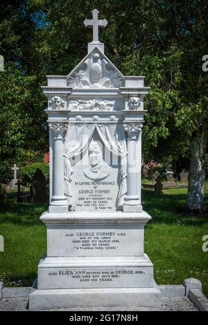 George Formby Grab und Grabstein in der Bezirksbezirkenkloster von Warrington. Stockfoto