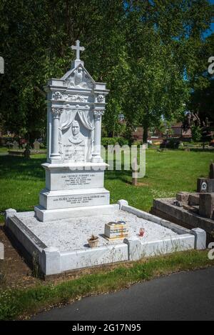 George Formby Grab und Grabstein in der Bezirksbezirkenkloster von Warrington. Stockfoto