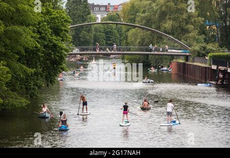 Hamburg, Deutschland. Juni 2021. Auf dem Osterbek-Kanal sind zahlreiche Menschen mit SUP-Brettern und Booten unterwegs. Quelle: Daniel Bockwoldt/dpa - ACHTUNG: Nur im Vollformat verwenden/dpa/Alamy Live News Stockfoto