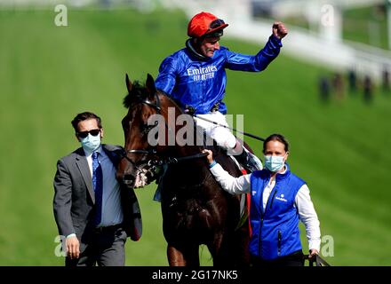 Adam Kirby feiert auf Adayar nach dem Gewinn des Cazoo Derby am zweiten Tag des Cazoo Derby Festivals auf der Epsom Racecourse. Bilddatum: Samstag, 5. Juni 2021. Stockfoto