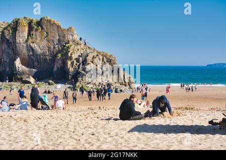 Geschäftiges Strandbad in Tenby, Wales. Stockfoto