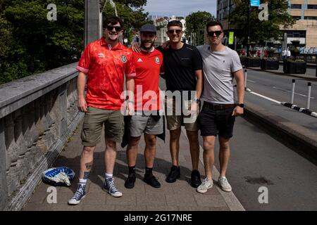 Cardiff, Großbritannien. Juni 2021. Wales-Fans kommen am 5. Juni 2021 freundlich zum Spiel Wales gegen Albanien im Cardiff City Stadium. Quelle: Lewis Mitchell/Alamy Live News Stockfoto