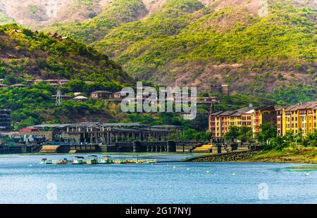 Lavasa ist eine private, geplante Stadt, die in der Nähe von Pune gebaut wurde. Es ist stilistisch auf der italienischen Stadt Portofino basiert, mit einer Straße und mehreren Gebäuden bearin Stockfoto