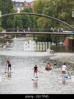 Hamburg, Deutschland. Juni 2021. Zahlreiche Menschen sind auf dem Osterbek-Kanal in verschiedenen Fahrzeugen und Booten unterwegs. Quelle: Daniel Bockwoldt/dpa/Alamy Live News Stockfoto