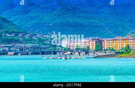 Lavasa ist eine private, geplante Stadt, die in der Nähe von Pune gebaut wurde. Es ist stilistisch auf der italienischen Stadt Portofino basiert, mit einer Straße und mehreren Gebäuden bearin Stockfoto