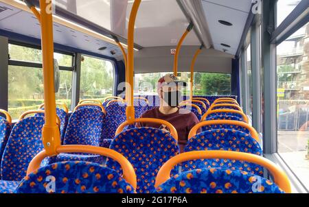 London, Vereinigtes Königreich - 30. August 2020: Unbekannter Passagier, der im Bus des öffentlichen Nahverkehrs unterwegs ist, Mundvirusmaske, die sein Gesicht als Vorbeugung gegen Durin bedeckt Stockfoto
