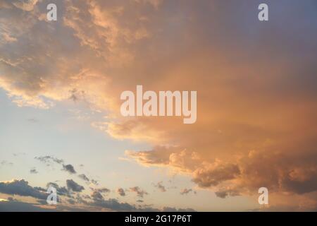 Orangefarbener Abendhimmel kurz nach Sonnenuntergang Stockfoto