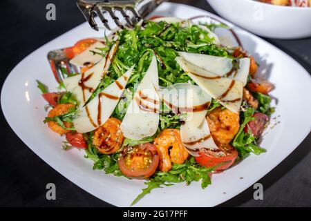Appetitlich köstlicher Caesar-Salat mit Käse und Garnelen Stockfoto