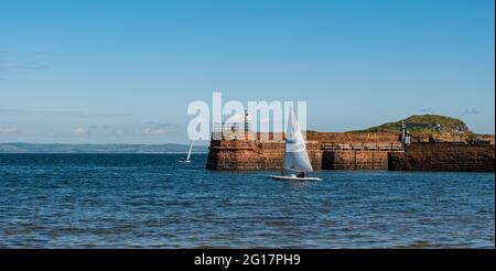 Segeljollen in West Bay im Sommer Sonnenschein, North Berwick, East Lothian, Schottland, Großbritannien Stockfoto