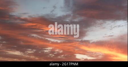 Panoramablick auf den dramatischen roten Himmel während des Sonnenuntergangs. Himmel-Panorama. Hochauflösendes Bild. Stockfoto