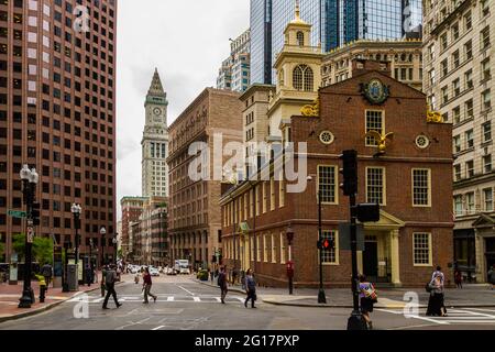 Blick auf die Straße auf die Court Street und das Old State House in Boston Stockfoto