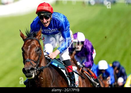 Adam Kirby feiert auf Adayar nach dem Gewinn des Cazoo Derby am zweiten Tag des Cazoo Derby Festivals auf der Epsom Racecourse. Bilddatum: Samstag, 5. Juni 2021. Stockfoto