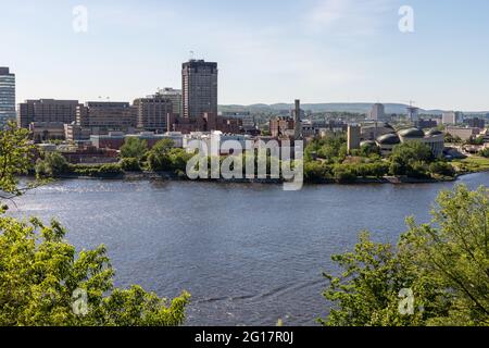 Panoramablick auf den Ottawa River und Gatineau City of Quebec in Kanada vom Hügel an einem sonnigen Sommertag Stockfoto