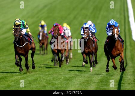 Midnights Legacy von William Buick (links) auf dem Weg zum Sieg beim Northern Dancer Handicap am zweiten Tag des Cazoo Derby Festivals auf der Epsom Racecourse. Bilddatum: Samstag, 5. Juni 2021. Stockfoto