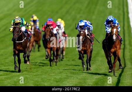 Midnights Legacy von William Buick (links) auf dem Weg zum Sieg beim Northern Dancer Handicap am zweiten Tag des Cazoo Derby Festivals auf der Epsom Racecourse. Bilddatum: Samstag, 5. Juni 2021. Stockfoto