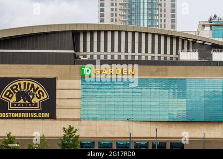 TD Gartengebäude mit Bruins Boston Logo Stockfoto