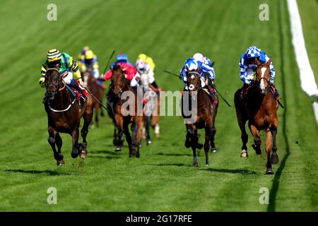 Midnights Legacy von William Buick (links) auf dem Weg zum Sieg beim Northern Dancer Handicap am zweiten Tag des Cazoo Derby Festivals auf der Epsom Racecourse. Bilddatum: Samstag, 5. Juni 2021. Stockfoto