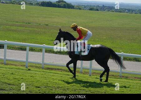 Epsom Downs, Surrey, Großbritannien. Juni 2021. Frankie Dettori auf JOHN LEEPER joggt zum Start des Cazoo Derby „Classic“-Pferderennens auf den Downs bei Epsom Credit: Motofoto/Alamy Live News Stockfoto