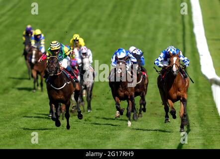 Midnights Legacy von William Buick (links) auf dem Weg zum Sieg beim Northern Dancer Handicap am zweiten Tag des Cazoo Derby Festivals auf der Epsom Racecourse. Bilddatum: Samstag, 5. Juni 2021. Stockfoto