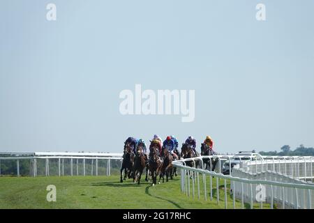 Epsom Downs, Surrey, Großbritannien. Juni 2021. Die elf Pferde galoppieren in einem kleinen Feld über den hohen Punkt bei Epsom, während des Cazoo Derby 'Classic' Pferderennens auf den Downs bei Epsom Credit: Motofoto/Alamy Live News Stockfoto