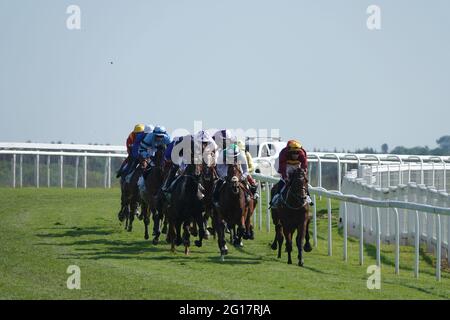 Epsom Downs, Surrey, Großbritannien. Juni 2021. Die elf Pferde galoppieren in einem kleinen Feld über den hohen Punkt bei Epsom, während des Cazoo Derby 'Classic' Pferderennens auf den Downs bei Epsom Credit: Motofoto/Alamy Live News Stockfoto