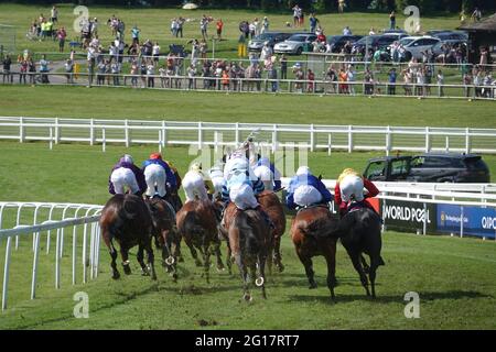 Epsom Downs, Surrey, Großbritannien. Juni 2021. Die elf Pferde in einem kleinen Feld beginnen den Turn in den heimatlichen Galopp an der berühmten Tattenham Corner während des Cazoo Derby 'Classic' Pferderennens auf den Downs in Epsom Credit: Motofoto/Alamy Live News Stockfoto