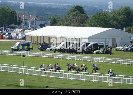 Epsom Downs, Surrey, Großbritannien. Juni 2021. Die elf Pferde in einem kleinen Feld beginnen den Galopp nach Hause gerade während des Cazoo Derby 'Classic' Pferderennens auf den Downs bei Epsom Credit: Motofoto/Alamy Live News Stockfoto