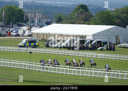 Epsom Downs, Surrey, Großbritannien. Juni 2021. Die elf Pferde in einem kleinen Feld beginnen den Galopp nach Hause gerade während des Cazoo Derby 'Classic' Pferderennens auf den Downs bei Epsom Credit: Motofoto/Alamy Live News Stockfoto