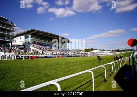 Midnights Legacy von William Buick auf dem Weg zum Sieg des Northern Dancer Handicap am zweiten Tag des Cazoo Derby Festivals auf der Epsom Racecourse. Bilddatum: Samstag, 5. Juni 2021. Stockfoto