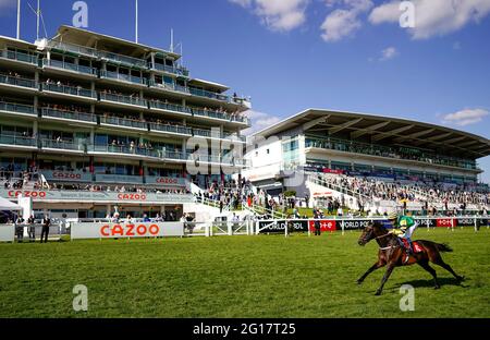 Midnights Legacy unter William Buick gewinnt das Northern Dancer Handicap am zweiten Tag des Cazoo Derby Festivals auf der Epsom Racecourse. Bilddatum: Samstag, 5. Juni 2021. Stockfoto