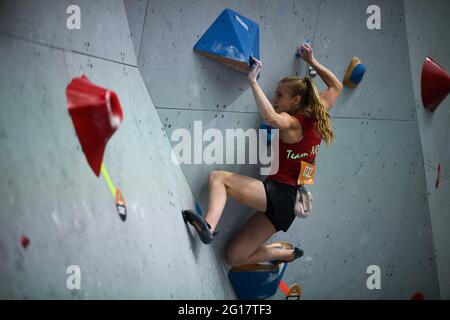 Bochum, Deutschland. Juni 2021. Beim Bouldern im Ruhrstadion hält sich ein Athlet am Griff. Die 4. Ruhrspiele sind mit rund 5,600 Athleten aus 16 Sportarten und einem umfangreichen Kulturprogramm das größte Jugendsportfest Europas. Quelle: Jonas Güttler/dpa/Alamy Live News Stockfoto