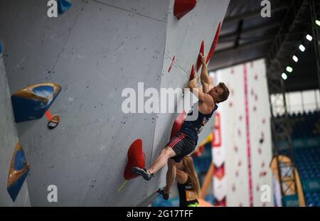 Bochum, Deutschland. Juni 2021. Beim Bouldern im Ruhrstadion hält ein Athlet an Griffen fest. Die 4. Ruhrspiele sind mit 5600 Athleten aus 16 Sportarten und einem umfangreichen Kulturprogramm das größte Jugendsportfest Europas. Quelle: Jonas Güttler/dpa/Alamy Live News Stockfoto