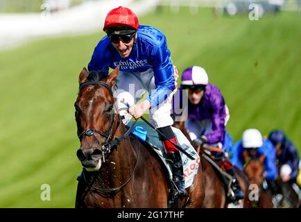 Adam Kirby feiert auf Adayar nach dem Gewinn des Cazoo Derby am zweiten Tag des Cazoo Derby Festivals auf der Epsom Racecourse. Bilddatum: Samstag, 5. Juni 2021. Stockfoto