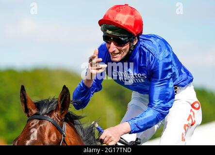 Adam Kirby feiert auf Adayar nach dem Gewinn des Cazoo Derby am zweiten Tag des Cazoo Derby Festivals auf der Epsom Racecourse. Bilddatum: Samstag, 5. Juni 2021. Stockfoto