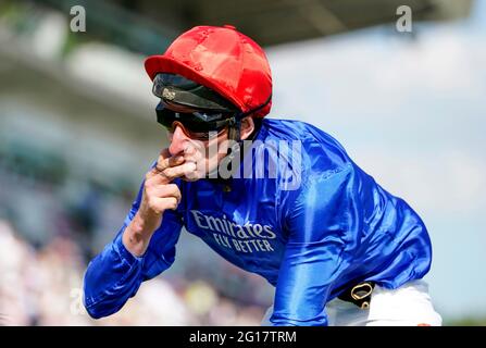 Adam Kirby feiert auf Adayar nach dem Gewinn des Cazoo Derby am zweiten Tag des Cazoo Derby Festivals auf der Epsom Racecourse. Bilddatum: Samstag, 5. Juni 2021. Stockfoto