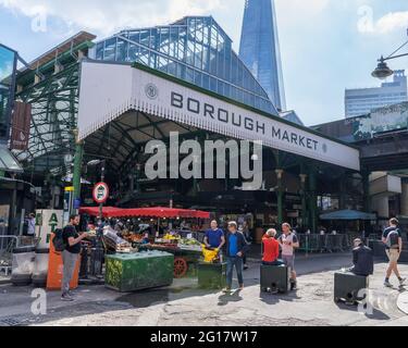 Der Eingang zum Borough Market an der London Bridge an einem sonnigen Tag. London - 5. Juni 2021 Stockfoto