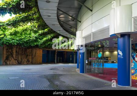 Der verwachsene und schmuddelige Eingang zum Odeon BFI IMAX Kino in Waterloo. London - 5. Juni 2021 Stockfoto