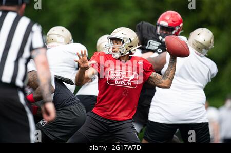 Hamburg, Deutschland. Juni 2021. Calvin Stitt (M), Quarterback des Berliner Donners, wirft den Fußball während eines Freundschaftsspiels zwischen den Hamburger Seerücken und dem Berliner Donner. Quelle: Daniel Reinhardt/dpa/Alamy Live News Stockfoto