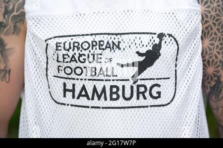 Hamburg, Deutschland. Juni 2021. Das Logo der European League of Football ist auf einem Trikot während einer Medienveranstaltung des American Football Teams Hamburg Sea Devils zu sehen. Quelle: Daniel Reinhardt/dpa/Alamy Live News Stockfoto