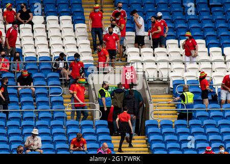 Cardiff, Großbritannien. Juni 2021. Wales Fans zur Halbzeit Wales gegen Albanien freundlich im Cardiff City Stadium am 5. Juni 2021. Quelle: Lewis Mitchell/Alamy Live News Stockfoto