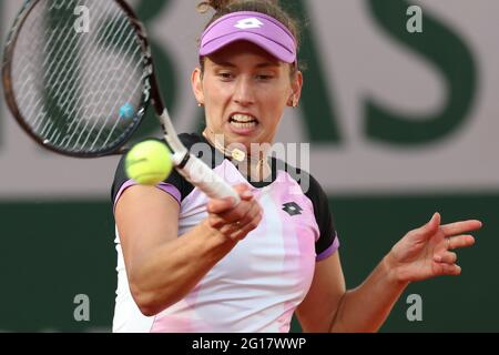 Die Belgierin Elise Mertens, die während eines dritten Spiels des Women's Singles Turniers zwischen der Belgierin Mertens (WTA 15) und der Griechin Sakkari (WTA 18) abgebildet wurde Stockfoto