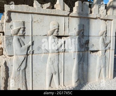 Bas-Relief der Kaisergarde auf dem Palast von König Darius. Persepolis, Provinz Fars, Iran Stockfoto