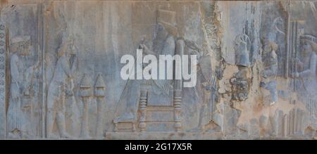 Bas-Relief des Königs Darius, der auf seinem Thron sitzt und Besucher empfängt. Persepolis, Provinz Fars, Iran Stockfoto