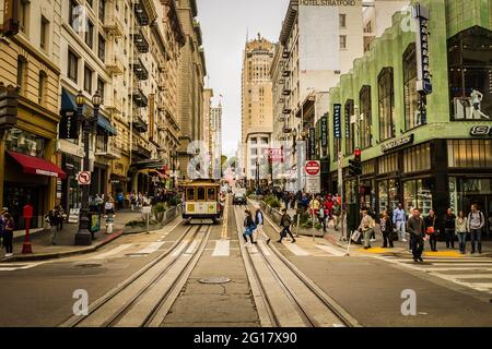 Menschen, die für die Kamera in der Seilbahn auf der Powell Street, San Francisco, posieren Stockfoto